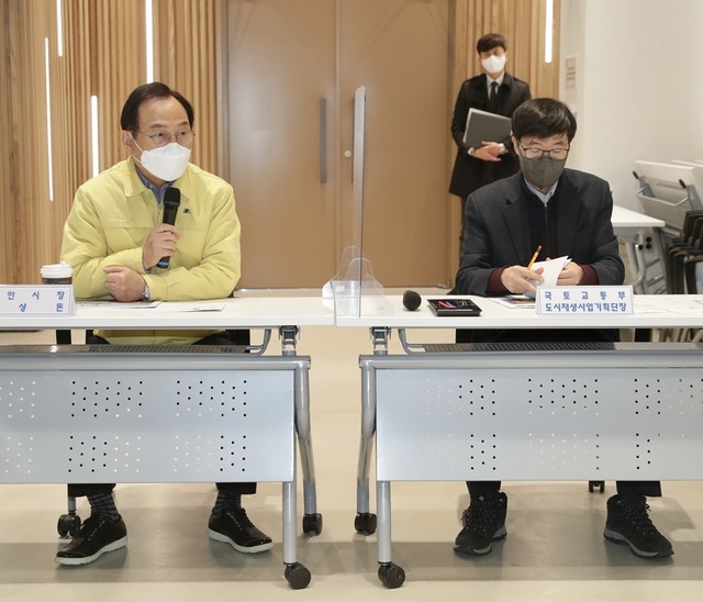 ▲ 박상돈 천안시장이 23일 시청에서 김상석 국토부 도시재생사업기획단장에게 오룡지구 도시재생 뉴딜사업 선정 및 국비지원을 요청하고 있다.ⓒ천안시