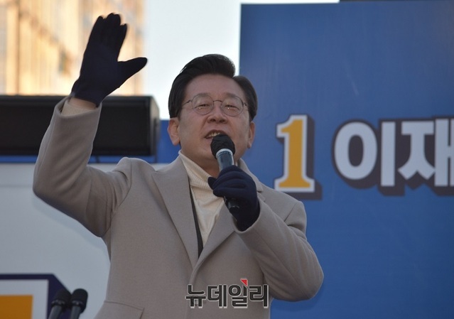 ▲ 더불어민주당 이재명 대선 후보가 23일 세종시 나성동에서 열린 유세에서 지지를 호소하고 있다.ⓒ이길표 기자