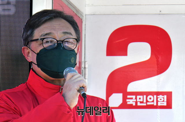 ▲ 서울 종로구 보궐선거에 출마한 최재형 국민의힘 후보가 23일 오후 서울 종로구 성균관대학교 앞에서 지지를 호소하고 있다. ⓒ이종현 기자