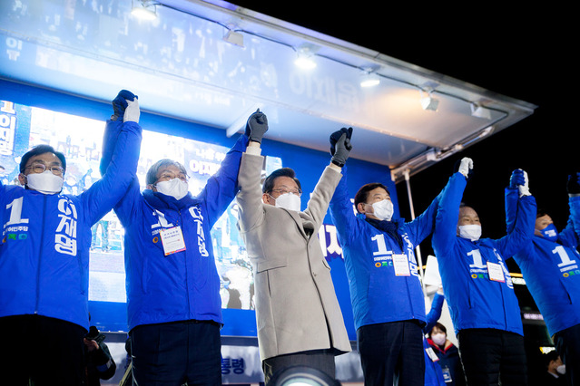 ▲ 이재명 민주당 대선후보가 23일 충북 청주 가경동 롯데마트 앞 광장에서 집중유세를 펼치기 전 송영길 당대표(상임선대위원장)와 이장섭 충북도당위원장(충북 공동선대위원장, 국회의원), 변재일·도종환·임호선 국회의원, 노영민 충북선대위 상임고문 등이 지지자들에게 손을 맞자고 인사하고 있다.ⓒ더불어민주당 충북도당