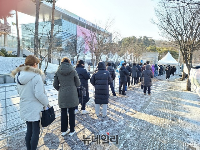 ▲ 충남 천안시 서북구보건소 선별진료소에 수많은 시민들이 코로나19 검사를 받기 위해 장사진을 치고 있다.ⓒ뉴데일리 D/B