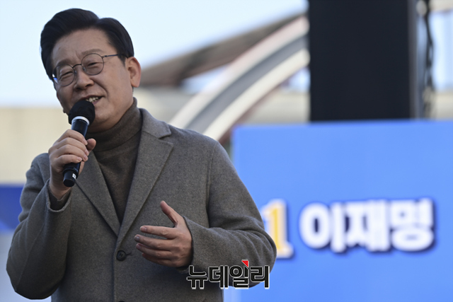 ▲ 이재명 더불어민주당 대선후보가 24일 오전 충북 충주시 젊음의거리 유세 현장에서 유권자들에게 지지를 호소하고 있다.(충북 충주=강민석 기자)