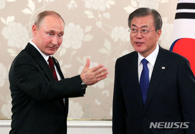 ▲ 2019년 6월 29일 일본 오사카 G20 정상회의 계기로 만난 블라디미르 푸틴 러시아 대통령과 문재인 대통령. ⓒ뉴시스. 무단전재 및 재배포 금지.