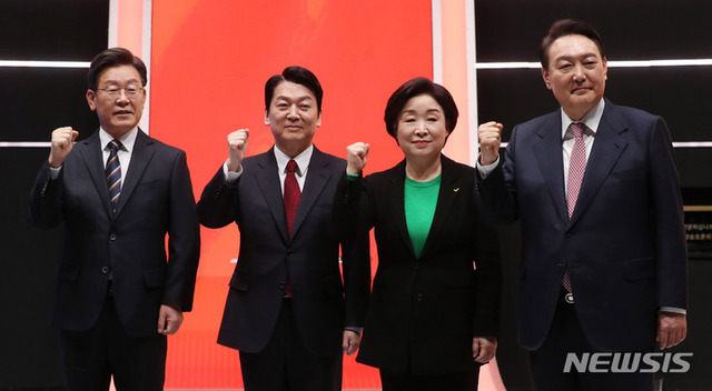 ▲ 20대 대선 후보들이 지난 21일 서울 마포구 MBC에서 열린 중앙선거관리위원회 주관 첫 토론회 시작에 앞서 기념촬영을 하고 있다.ⓒ뉴시스