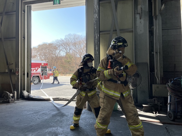 ▲ 청도군은 지난 23일 청도환경관리센터에서 생활폐기물 처리시설 화재 발생방지를 위해 실전화재 대응훈련 매뉴얼에 따라 청도소방서와 함께 합동소방훈련을 실시했다.ⓒ청도군