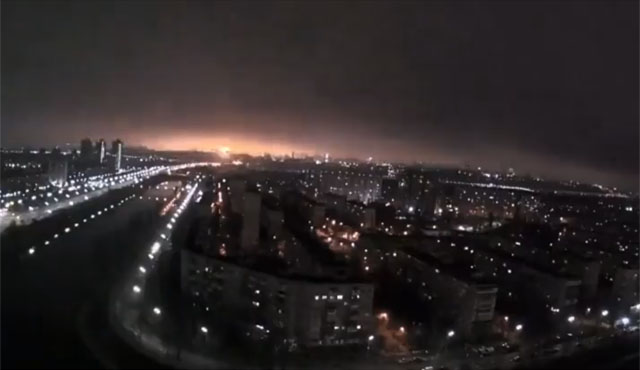 ▲ 우크라이나 곳곳에서 공습 장면이 포착되고 있다. 사진은 수도 키예프의 공습 장면. ⓒ트위터 '에어로신트 디비전 PSF' 공유영상 캡쳐.