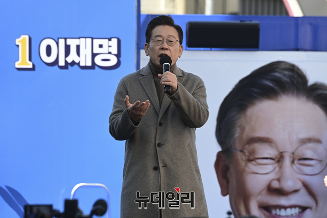 24일 이재명 더불어민주당 대선 후보가 충북 충주 젊음의거리 유세에서 연설하고 있다. ⓒ강민석 기자