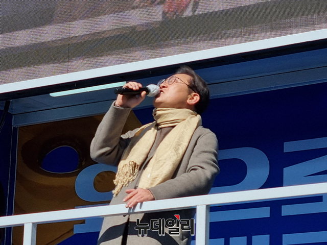 24일 이재명 더불어민주당 대선 후보가 배우자 김혜경씨 부친의 고향인 충주 산척면에서 노래'울고 넘는 박달재'를 부르고 있다. ⓒ이지성 기자