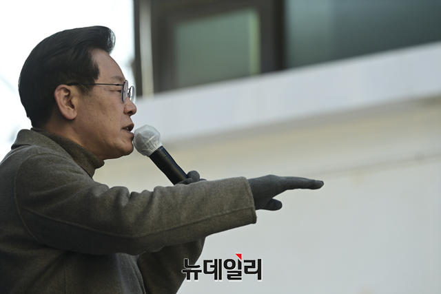 ▲ 24일 이재명 더불어민주당 대선 후보가 강원 원주 중앙로 문화의거리에서 연설하고 있다. ⓒ강민석 기자