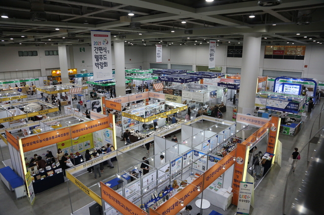 ▲ 코로나로 침체된 지역경제를 활성화 시키고 언택트 시대의 변화된 라이프스타일을 선도할 ‘2022 플레이 캠핑 & 트래블 페어’와 식품 및 외식산업의 발전을 도모할 ‘2022 간편식 및 웰푸드 박람회’가 오는 3월 11일부터 13일까지 엑스코 동관에서 동시 개최된다.ⓒEXCO