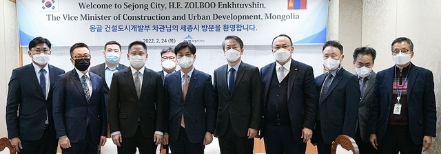 ▲ 이춘희 세종시장이 24일 국내 지방분권 사례를 벤치마킹을 위해 세종시를 방문한 몽골 건설도시개발부의 쩔버 엔크투부신(Zolboo Enkhtuvshin) 차관을 포함한 대표단과 함께 기념촬영을 하고 있다.ⓒ세종시