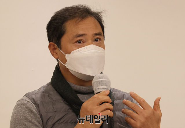 ▲ 이재명 더불어민주당 대통령 후보의 '검사사칭 사건' 공보물 소명서 허위 논란과 관련해 당시 공범으로 유죄를 받았던 KBS 최철호 PD가 24일 오후 서울 영등포구에 위치한 카페에서 기자회견을 갖고 있다. ⓒ뉴데일리 DB