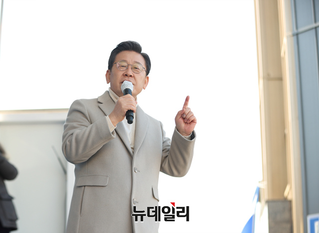 ▲ 이재명 더불어민주당 대선 후보가 지난 23일 충남 당진 당진어시장에서 진행된 집중유세에서 지지를 호소하고 있다.ⓒ이종현 기자(사진=이재명 캠프)