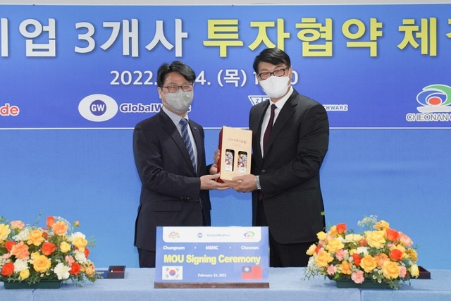 ▲ 천안시가 24일 오전 11시 충남도청 상황실에서 2개 기업 대표 등과 합동 투자협약(MOU)을 체결하고 있다.ⓒ천안시