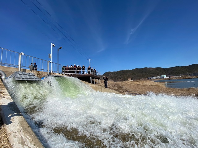▲ 영덕군은 태풍 ‘미탁’ 침수지역 재해복구사업 중 하나인 남산리 배수펌프장의 시운전을 하고있다.ⓒ영덕군