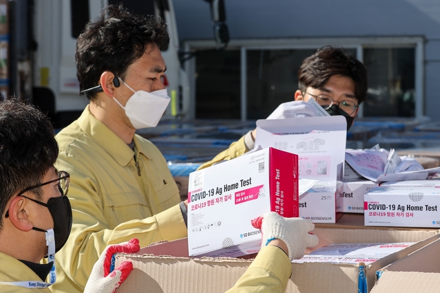 ▲ 자가진단키트 배포 준비 작업 중인 직원들.ⓒ대구시교육청