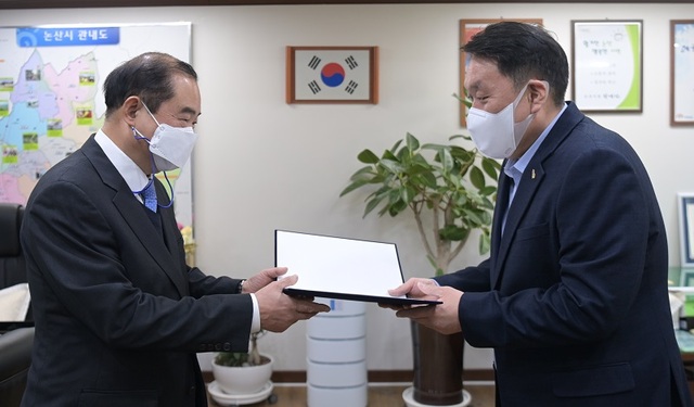 ▲ 안호 논산시장권한대행이 시청에서 지진호 초대 논산문화관광재단 대표에게 임명장을 수여하고 있다.ⓒ논산시