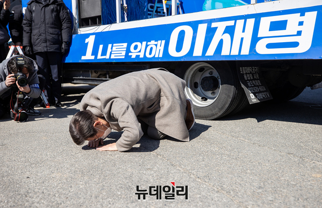 ▲ 이재명 더불어민주당 대선후보가 지난 24일 오후 충북 충주시 산척치안센터 앞에서 열린 유세에서 지지자들에게 큰절을 하고 있다.ⓒ정상윤 기자(사진=이재명 캠프)