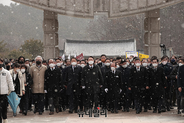 ▲ 윤석열 국민의힘 대통령 후보가 지난 6일 광주광역시 국립 5·18민주묘지를 찾은 모습. ⓒ뉴데일리DB