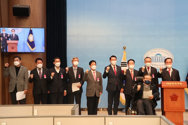 ▲ 국민의당 전(前) 지역위원장들이 25일 오전 서울 여의도 국회 소통관에서 기자회견을 열고 '윤석열·안철수 단일화'를 촉구했다.ⓒ국민의힘 최승재의원실 제공