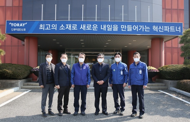 ▲ 하대성 경북도 경제부지사(왼쪽 네번째)는 25일 구미국가산업단지에 소재한 외국인 투자기업인 도레이 첨단소재와 플라스틱 컴파운드 제조공장 엔피케이를 방문해 기업활동상 애로사항을 청취하고 향후 투자계획을 협의하는 등 경제살리기 행보를 펼쳤다.ⓒ경북도