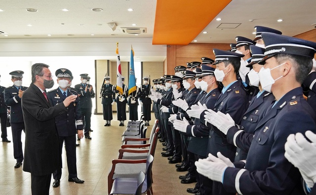 ▲ 임관식에 참석한 최재영 총장은 임관을 축하하면서 “학군단 입단할 때의 초심을 잃지 말고 대한민국 하늘을 지키겠다는 숭고한 사명과 열정으로 진정한 군인으로 거듭날 것”을 당부했다.ⓒ영진전문대