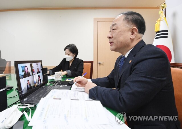 ▲ 홍남기 부총리 겸 기획재정부 장관이 25일 정부서울청사에서 앤 반 프라그 무디스 국제신용평가사 국가신용등급 글로벌총괄과 화상 면담을 하고 있다.ⓒ연합뉴스