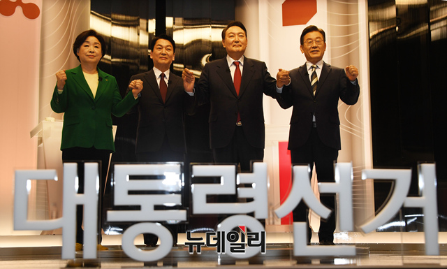 ▲ 선관위가 주최하는 제20대 대통령선거 후보자 토론회가 25일 오후 서울 상암동 SBS에서 열린 가운데 후보자들이 포즈를 취하고 있다. (왼쪽부터 심상정 정의당, 안철수 국민의당, 윤석열 국민의힘, 이재명 더불어민주당 대통령후보).ⓒ이종현 기자( 사진=한국인터넷신문협회)