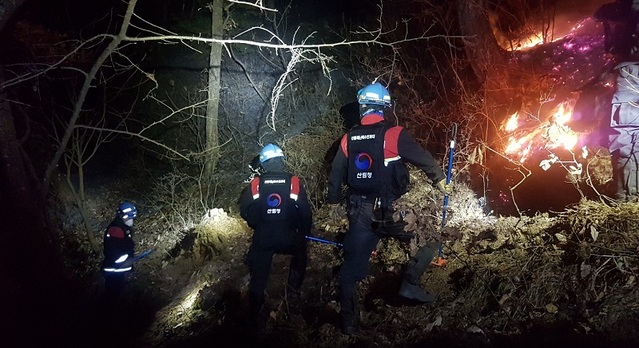 ▲ 산림청 산불진화특수대가 산불을 진화하고 있다.ⓒ산림청