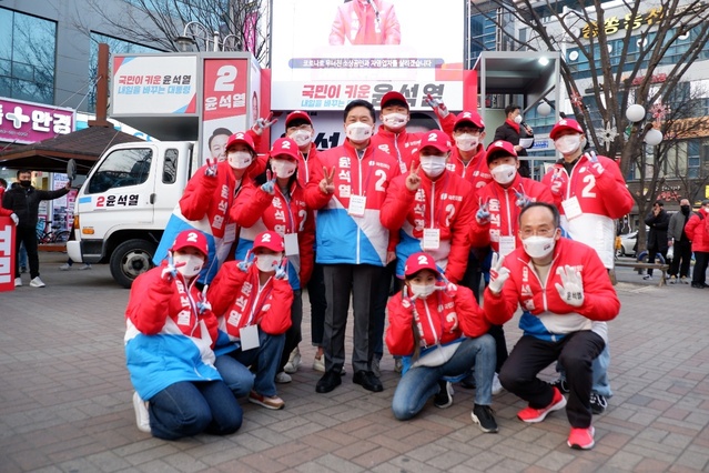 ▲ 국민의힘 김기현 원내대표는 
 26일 대구 반야월시장과 봉덕신시장 등을 찾아 지원유세를 펼쳤다.ⓒ김기현 원내대표실