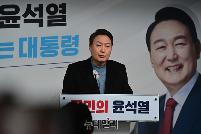 ▲ 윤석열 국민의힘 대선후보가 27일 오전 서울 여의도 당사에서 안철수 국민의당 대선후보와 단일화 관련 긴급 기자회견을 열고 입장을 밝히고 있다.ⓒ정상윤 기자