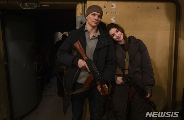 ▲ 스비아토슬라프 푸르신(24)과 야리나 아리에바(21)가 결혼식 직후 총을 받은 뒤 언론들의 요청에 포즈를 취했다. ⓒ뉴시스 AP. 무단전재 및 재배포 금지.