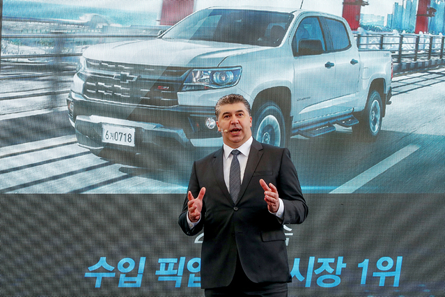 ▲ 카허 카젬 한국지엠 사장이 지난해 11월 미디어 간담회에서 발표하는 모습. ⓒ한국지엠