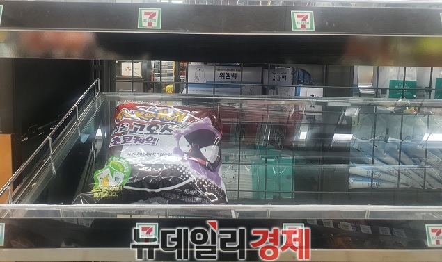 ▲ 서울 성북구의 한 편의점에 진열된 포켓몬빵의 모습. 매대가 비어있다.ⓒ조현우 기자