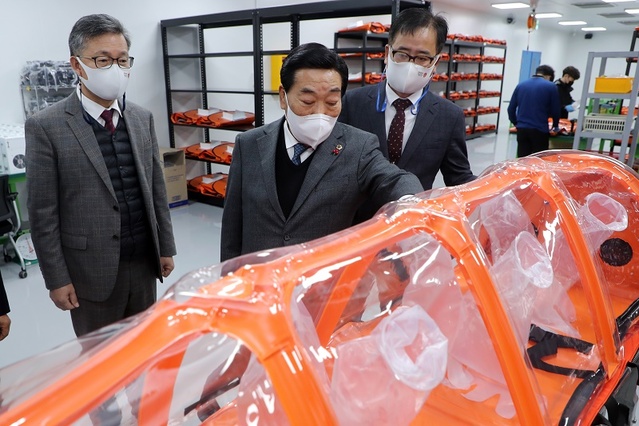 ▲ 박문희 충북도의회 의장이 2021년 코로나19와 관련해 청주시 옥산면 현안사업장을 방문해 방역장비를 살펴보고 았다.ⓒ충북도의회