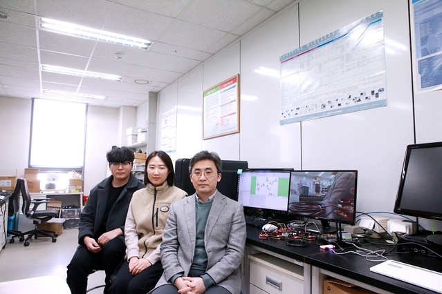 ▲ DGIST 전기전자컴퓨터공학과 최지웅 교수, 최은민 박사과정생, 송호승 석사과정생(오른쪽부터).ⓒDGIST