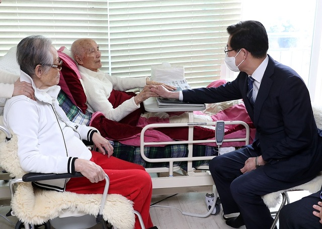 ▲ 양승조 충남도지사가 28일 금산 출신 애국지사 이일남 옹을 찾아 위문, 감사와 존경을 뜻을 전하고 있다.ⓒ충남도