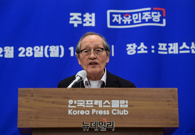 ▲ 28일 서울 중구에 위치한 프레스센터에서 '제1회 이승만·박정희 전 대토령에 대한 고찰(논술)문 공모전' 시상식에서 인보길 뉴데일리 회장이 축사를 하고있다. ⓒ정상윤 기자