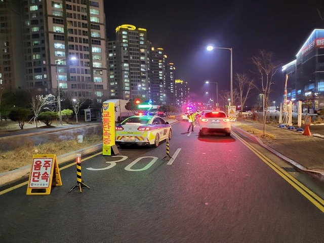 ▲ 충남경찰청이 지난 25일 실시한 음주 단속 장면.ⓒ충남경찰청