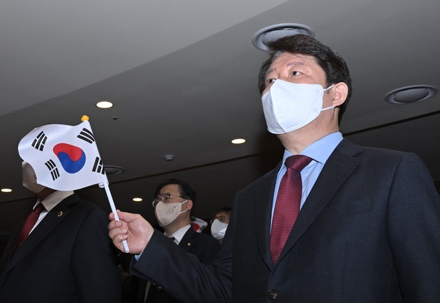 ▲ 권영진 대구시장이 3·1절 기념식에서 태극기를 흔들고 있다.ⓒ대구시