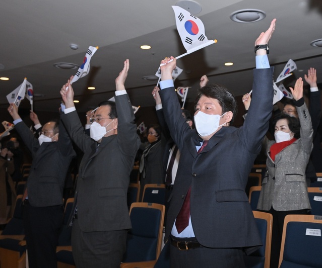 ▲ 권영진 시장은“애국선열들의 나라사랑 정신을 되새기며 후손들에게 물려줄 새로운 대구, 위대한 대한민국을 위해 지혜와 역량을 모아 함께 새로운 역사를 만들어 가자”고 강조했다. 사진은 만세삼창 장면.ⓒ대구시