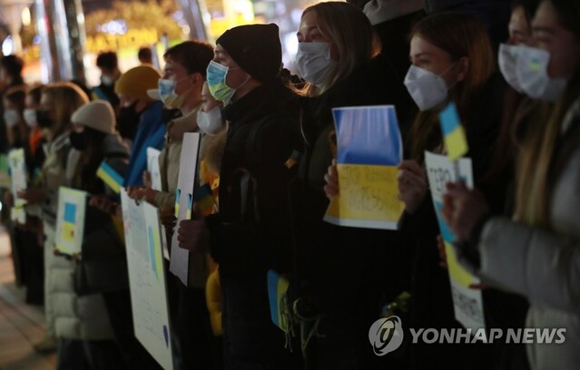 ▲ 지난 28일 오후 부산 해운대구 구남로에서 열린 러시아의 침략 전쟁을 중단할 것을 호소하는 집회에서 재한 우크라이나인들이 구호를 외치고 있다. 이번 집회는 부산 등지에서 거주하고 있는 우크라이나 유학생 등이 자발적으로 모여 개최했다.ⓒ연합뉴스