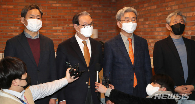 ▲ 인명진(왼쪽 두번째) 전 자유한국당(현 국민의힘) 비대위원장이 1일 오전 서울 여의도 카페 '하우스'에서 야권 후보단일화 결렬을 이유로 안철수 국민의당 대통령후보 지지를 철회하는 기자회견을 하고 있다.ⓒ뉴시스(사진=국회사진기자단)