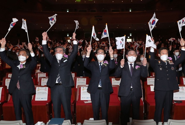 ▲ 양승조 충남도지사가 1일 도청 문예회관에서 제103주년 3‧1절 기념식에서 내빈들과 함께 태극기를 흔들고 있다.ⓒ충남도