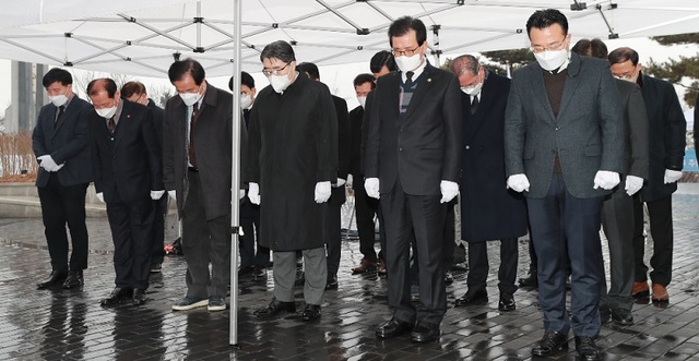 ▲ 이시종 충북도지사가 1일 3‧1절 제103주년을 맞아 청주 3‧1공원에서 도청 간부들과 함께 순국선열들에게 참배하고 있다.ⓒ충북도