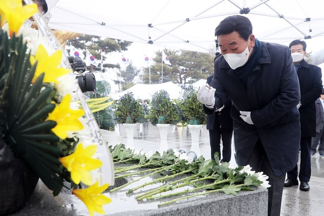 ▲ 박문희 충북도의장이 1일  제103주년 삼일절을 맞아 3·1공원에서 순국선열 등 호국영령 등의 희생을 추모했다.ⓒ충북도의회