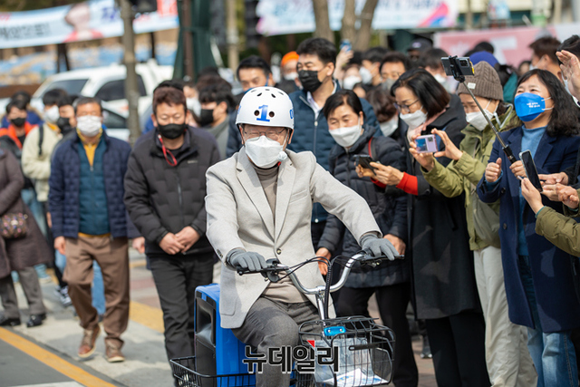 ▲ 이재명 더불어민주당 대선후보가 지난 2월28일 오후 경북 경주시 황리단길에서 열린 유세에서 자전거를 타고 유세를 하고 있다.ⓒ정상윤 기자(사진=이재명 캠프)