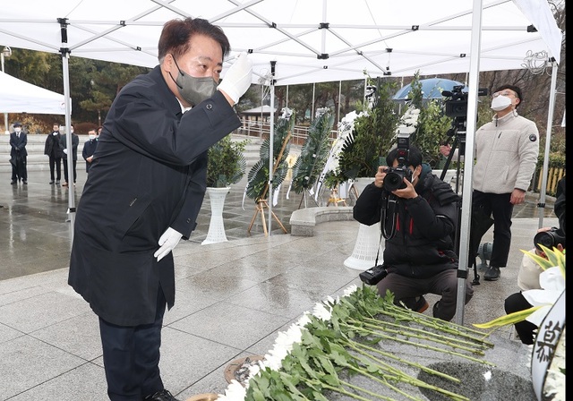 ▲ 한범덕 청주시장이 1일  제103주년 3‧1절을 맞아 삼일공원, 상당공원 및 예술의 전당에서 각각 독립유공자 동상 참배를 했다.ⓒ청주시