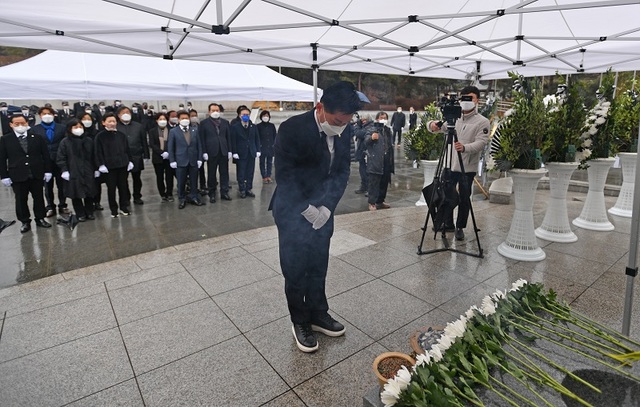 ▲ 최충진 청주시의장이 1일 제103주년 3‧1절을 맞아 청주 삼일공원, 상당공원, 예술의 전당에서 각각 독립유공자 동상 참배를 했다.ⓒ청주시의회