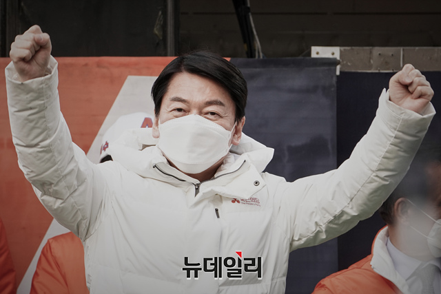 ▲ 안철수 국민의당 대선후보가 28일 오전 전북 전주시 신중앙시장을 찾아 지지를 호소하고 있다. (사진=안철수 캠프)